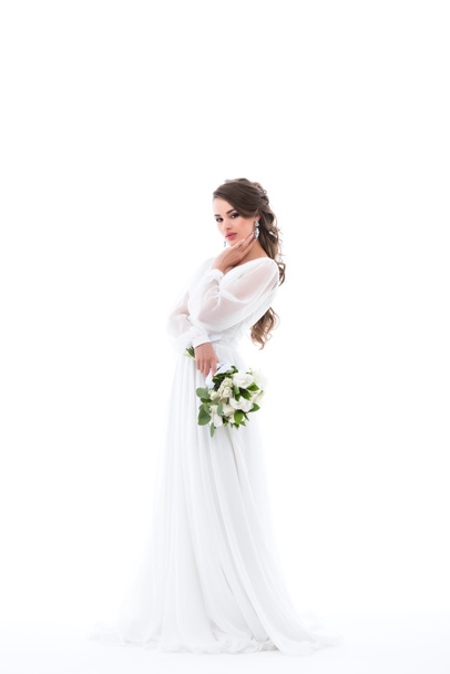 elegante bruid poseren in witte jurk met bruiloft boeket, geïsoleerd op wit - Foto, afbeelding