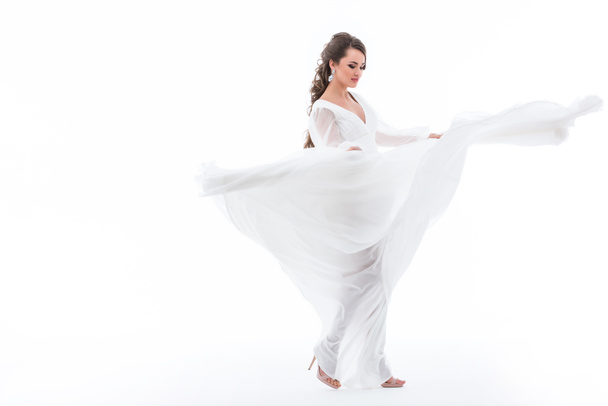 krásná elegantní nevěsta tančí ve svatebních šatech, izolované na bílém - Fotografie, Obrázek