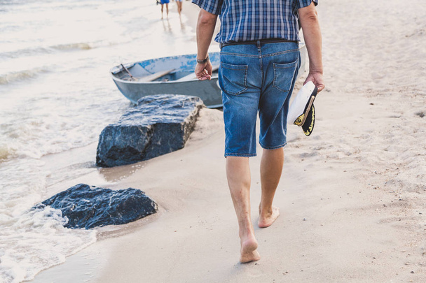 Man walks on the sea beach - Foto, imagen