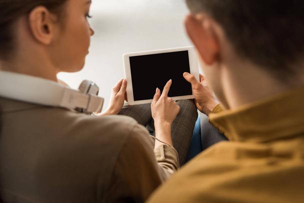 plan rapproché de jeunes couples utilisant une tablette ensemble
 - Photo, image
