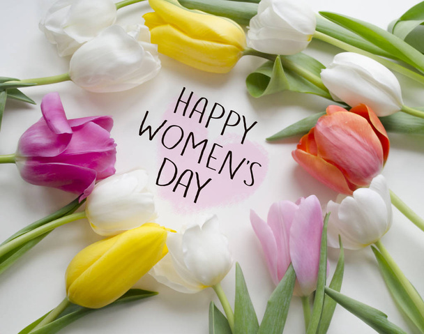 Szczęśliwe kobiety s dzień tulipany. Piękne kwiaty kwitnących tulipanów. Kwiatowy design.8 marca, Kobieta międzynarodowego dnia powitanie karta. - Zdjęcie, obraz