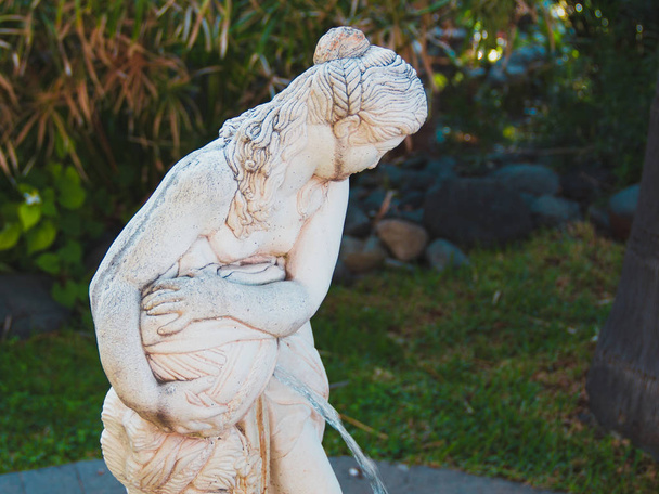 Piękna rzeźba kobieta z dzbanem wody źródła. - Zdjęcie, obraz