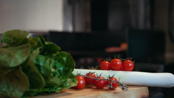 Овочі, помідори, салат, цибуля-порей лежать на столі і м'ясо готують на грилі на комерційній кухні
 - Кадри, відео