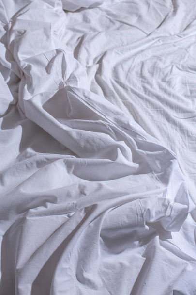 Смятая утренняя кровать, крупным планом
 - Фото, изображение