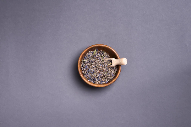 Сухой лавандовый чай на тарелке
, - Фото, изображение