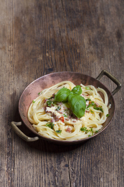 zbliżenie: smaczne Spaghetti Carbonara z parmezanem na stole - Zdjęcie, obraz