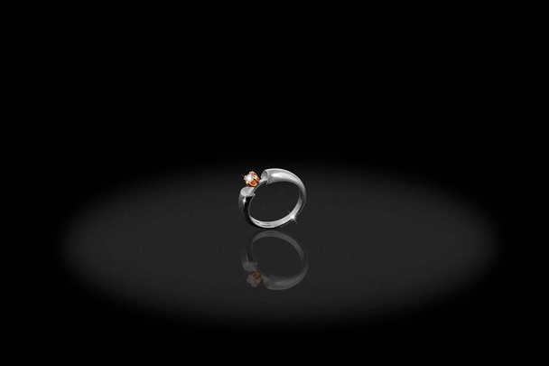 Platin Edelring weiblich mit Diamanten auf schwarzem Hintergrund. - Foto, Bild