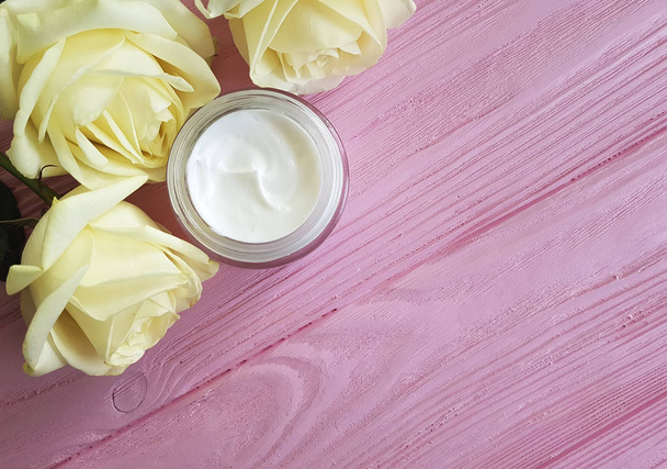 crema cosmetica, rosa gialla su un legno rosa
 - Foto, immagini