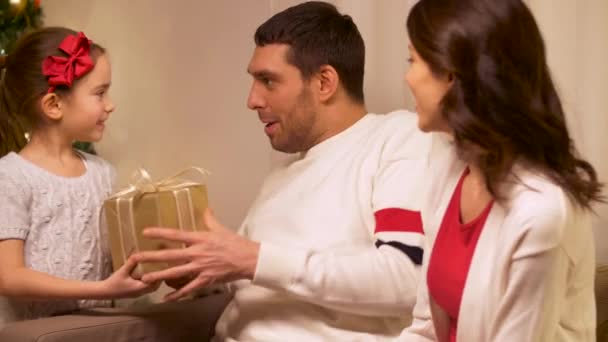 happy family with christmas present at home - Materiaali, video