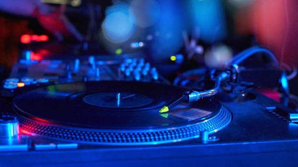 Closeup of a DJ keypad with vinyl records on a beautiful bokeh. - Foto, Imagen