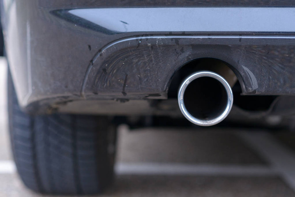 車の排気管の低角度のビュー - 写真・画像
