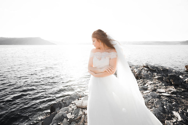 Beautiful young bride posing on the background sea - Foto, Imagem
