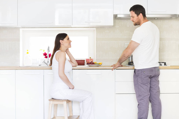 Mulher grávida e homem feliz na cozinha
 - Foto, Imagem