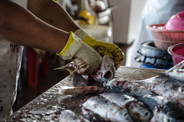 Voorbereiding van de vis om te verkopen - Foto, afbeelding