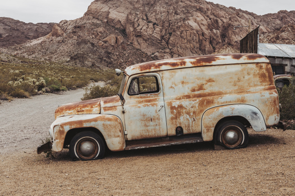 Velho vintage carro enferrujado caminhão abandonado no deserto
  - Foto, Imagem