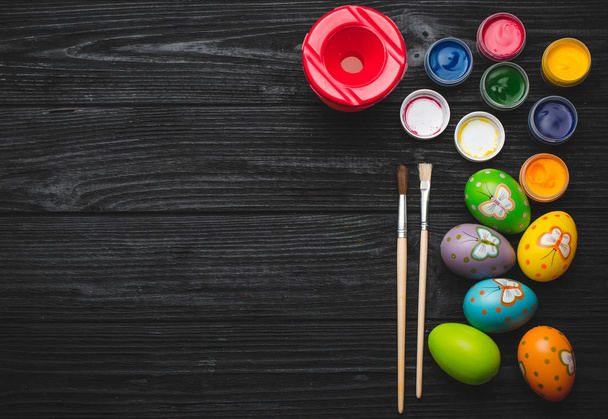 Dipingere le uova per le vacanze di Pasqua sul tavolo di legno
 - Foto, immagini