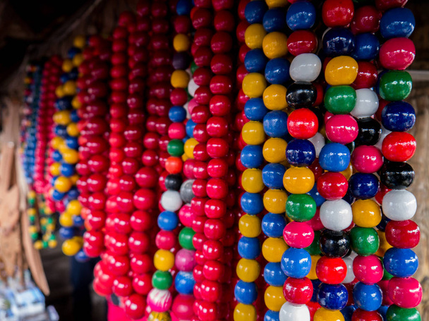 Ensemble de perles colorées sur une clôture pour Mardi Gras, La Nouvelle-Orléans, Louisiane, États-Unis.Collection de temps de carnaval, artisanat, créatif
 - Photo, image