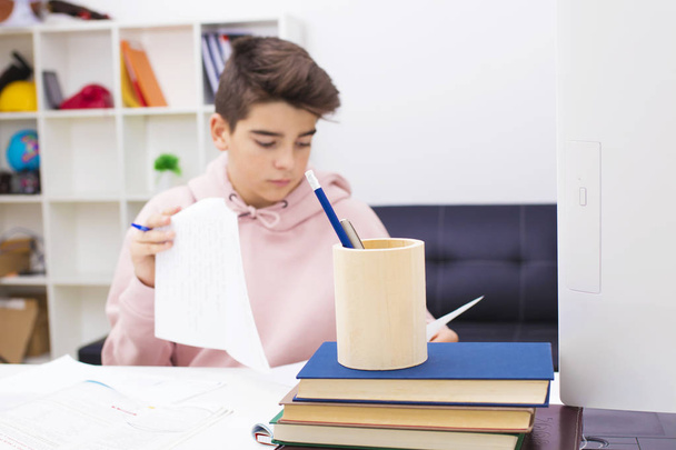 kind studeert aan huis of op school Bureau - Foto, afbeelding