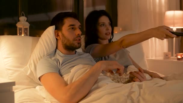 couple with popcorn watching tv at home - Footage, Video