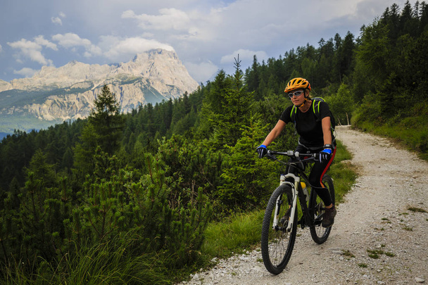 Ορεινή ποδηλασία γυναίκα σε Δολομίτες, Ιταλία - Φωτογραφία, εικόνα