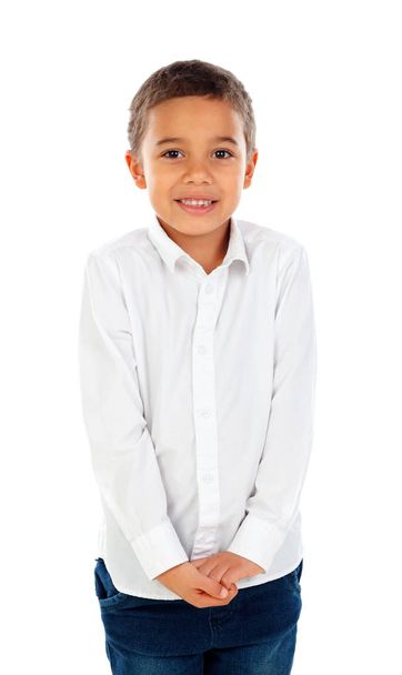 χαριτωμένο ευτυχείς μικρό αγόρι αφρικανικό σε λευκό πουκάμισο που απομονώνονται σε λευκό φόντο - Φωτογραφία, εικόνα