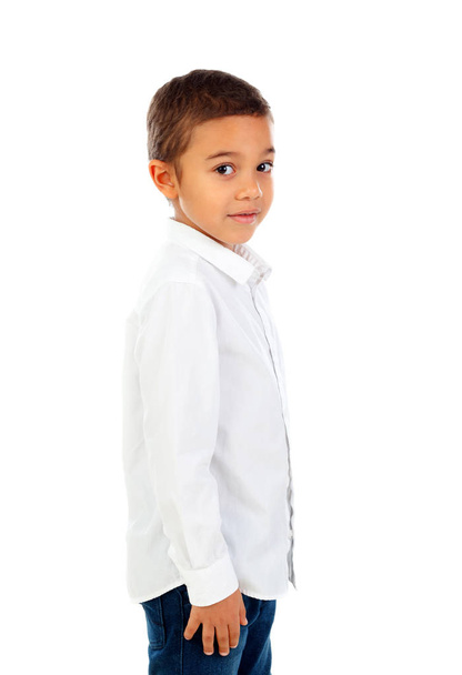 мило щасливий африканських хлопчик в білій сорочці ізольовані на білому тлі - Фото, зображення