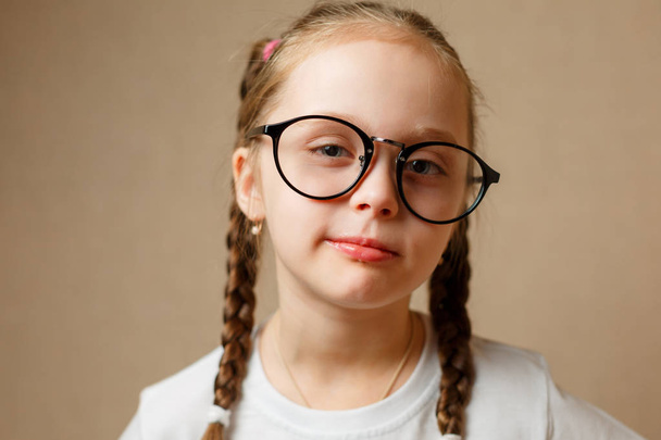 little girl with big glasses - Foto, Imagem