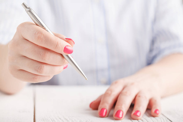 Close up female with maniqure hand hold pen - Fotografie, Obrázek