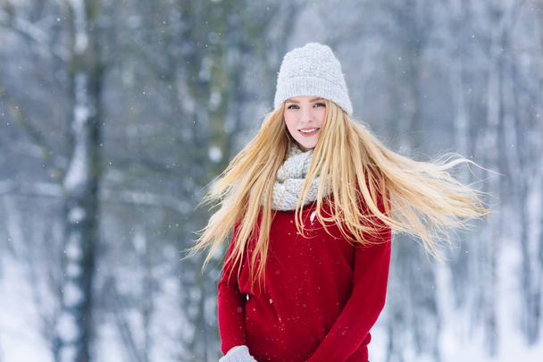 Portret młodej dziewczyny nastolatki zima. Piękno radosne Model Dziewczyna śmiechu i zabawy w parku zimowym. Piękna młoda kobieta na zewnątrz. Kontakcie z przyrodą, zima - Zdjęcie, obraz