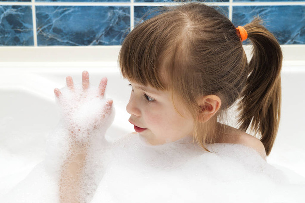 Porträt eines hübschen kleinen Mädchens in der Badewanne. Hygienekonzept. - Foto, Bild