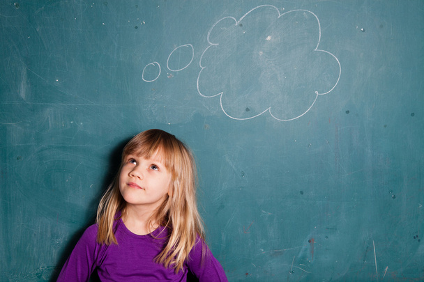 Fiatal lány és gondolat buborék a chalkboard - Fotó, kép