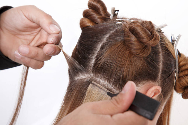 Natürliche Haarverlängerungen im Salon, Nahaufnahme Hände im Haar - Foto, Bild