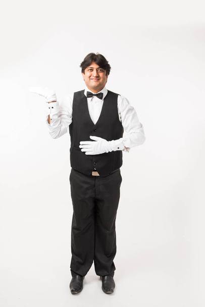 asiatische indische Kellner oder Barkeeper isoliert über weißem Hintergrund, selektiver Fokus - Foto, Bild