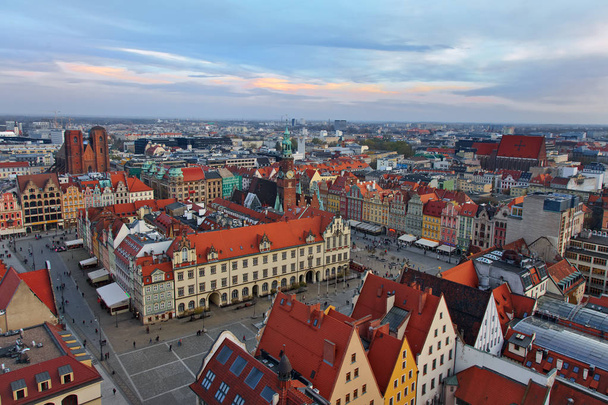 旧市街市場広場上からポーランドのヴロツワフの市. - 写真・画像