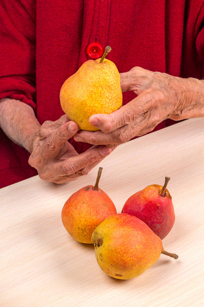 Mature woman with pears - Foto, Imagem