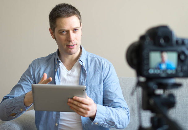 Hombre guapo haciendo video blog sobre tableta pc
. - Foto, Imagen