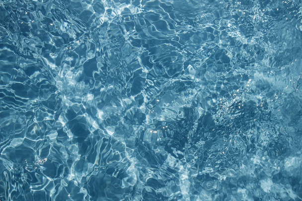 Acqua cristallina blu in piscina
 - Foto, immagini