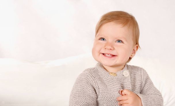 Portrait of a little smiling girl at home - Valokuva, kuva