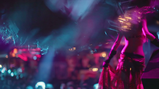 abstracte shot van in een nachtclub, geschoten dichtbij een glitterball - Video