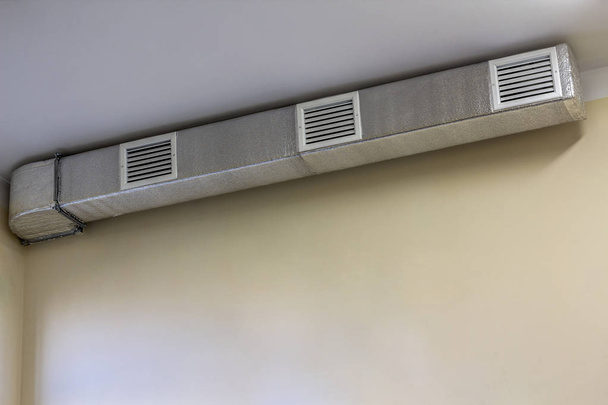 Industriële lucht buis ventilatie apparatuur en pijp systemen insta - Foto, afbeelding