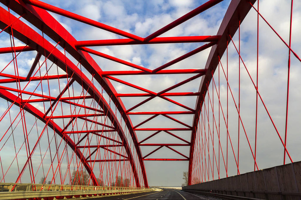 Estrutura de armação metálica de uma ponte sobre uma estrada de estrada
 - Foto, Imagem