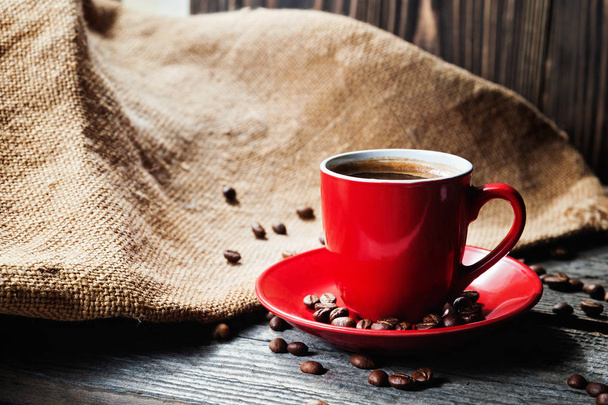 tasse de café frais avec des grains de café sur une table en bois
 - Photo, image