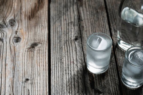 Deux verres avec vodka froide ou gin sur table en bois
, - Photo, image
