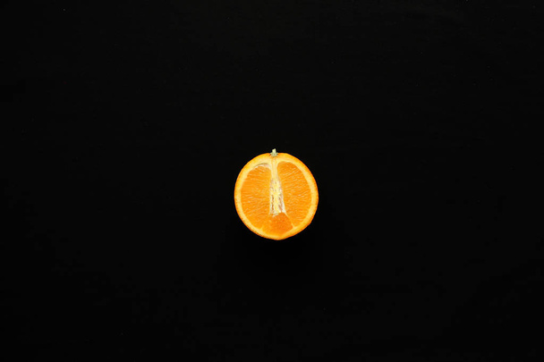naranja en el fondo negro
 - Foto, Imagen