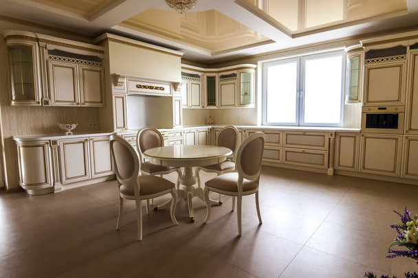 Современный роскошный кухонный интерьер. Китчен в роскошном доме
 - Фото, изображение