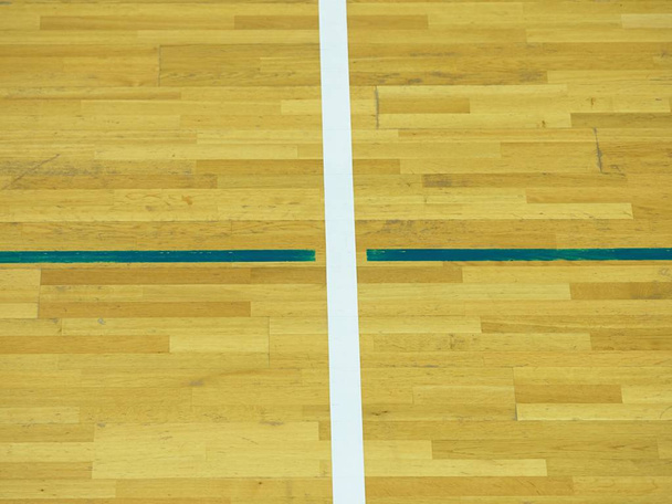 Dřevěná podlaha pro košíkovou. Sportovní hala s silný blesk, sratches - Fotografie, Obrázek