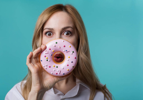 Surprised young woman with junk food - Fotó, kép