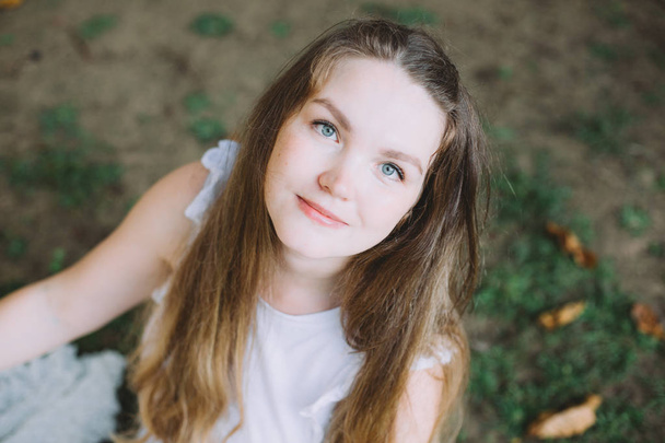 beautiful young woman smiling in summer picnic - Valokuva, kuva