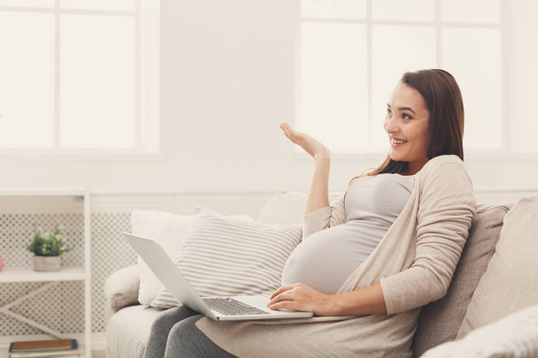 Mulher de negócios grávida remoto trabalhando em casa
 - Foto, Imagem