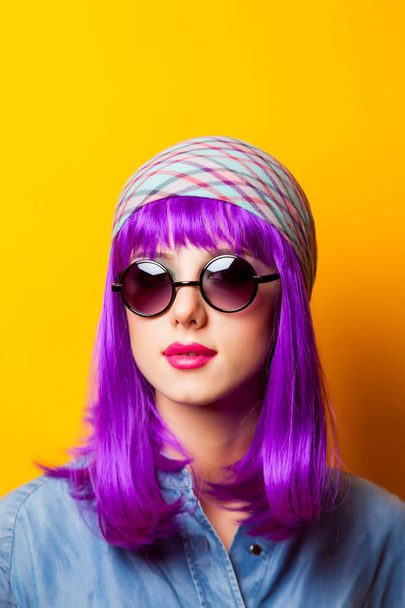 Девушка в фиолетовых волосах и солнцезащитных очках
  - Фото, изображение